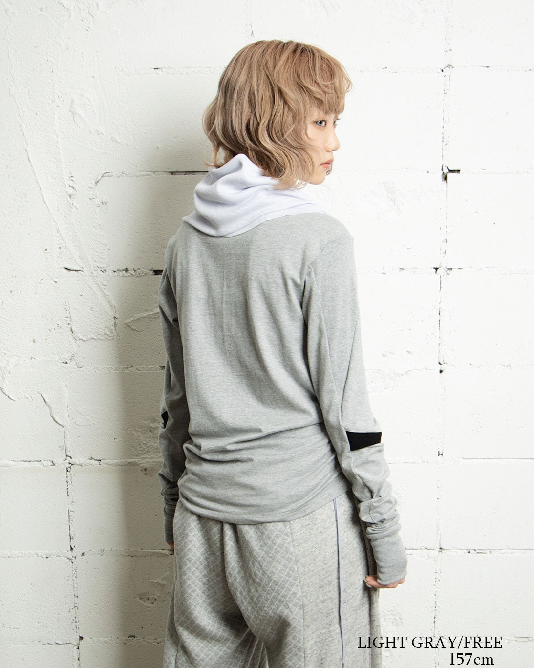 26AWPRE-GRAPHIC HIGH NECK TOP